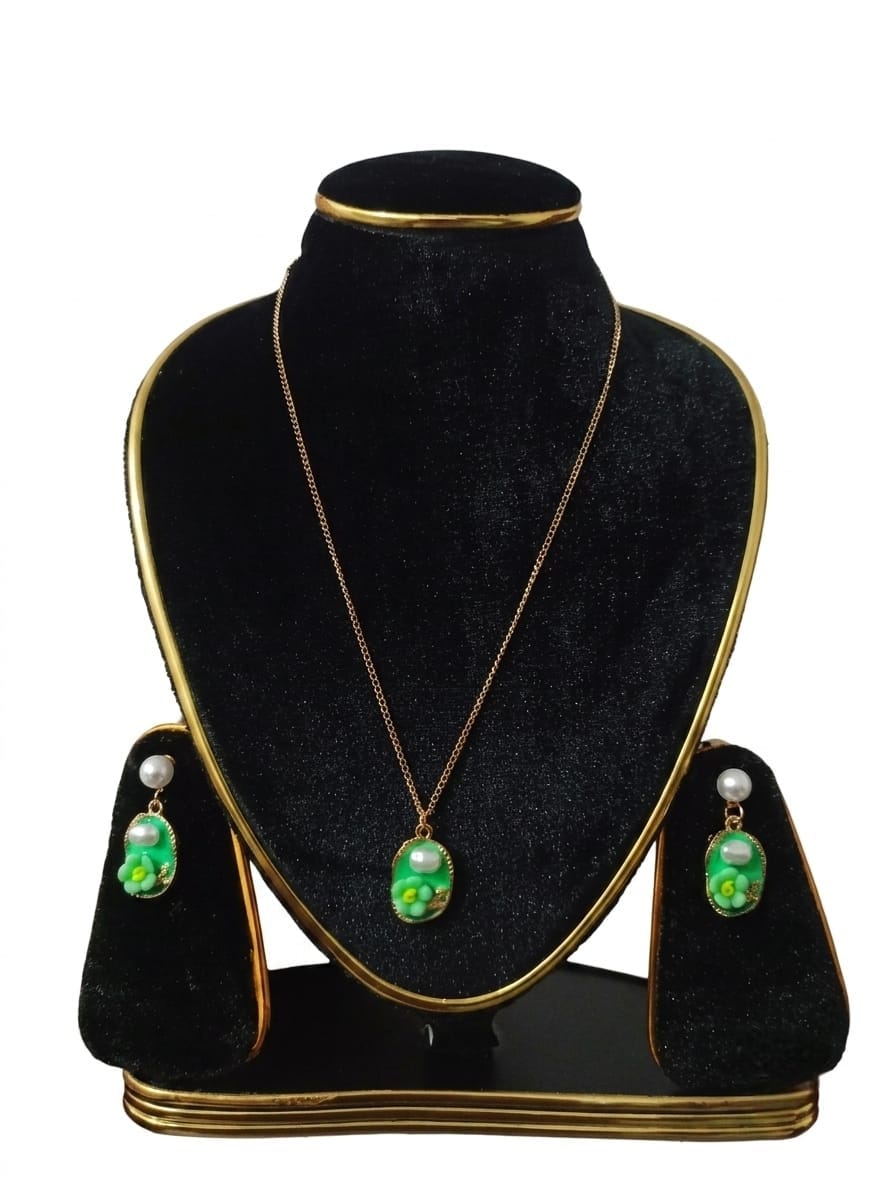 Gorgeous Floral Pendant & Earrings Jewellery Set – ট্রেন্ডি ও গর্জিয়াস জুয়েলারি সেট!